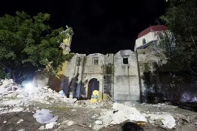Derrumbe de iglesia en pleno bautizo deja once muertos en Puebla tras sismo