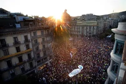 La Guardia Urbana cifra en 40.000 las personas congregadas ante la conseller&iacute;a de Econom&iacute;a