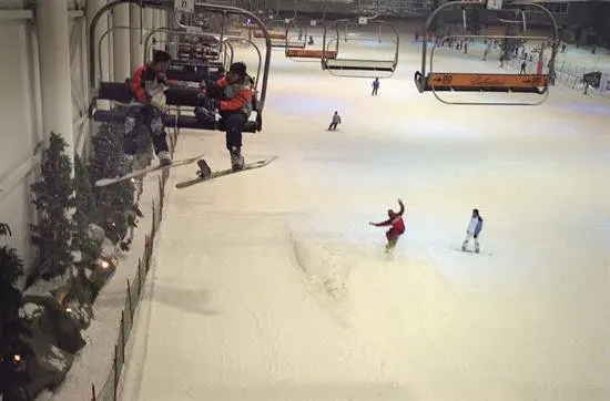 Treinta personas atrapadas en el telesilla de la pista cubierta de esqu&iacute; en Madrid