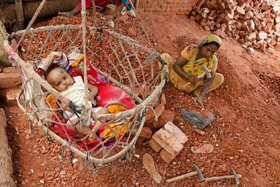 Bangladesh lanza un programa para que la trabajadoras puedan amamantar en las f&aacute;bricas