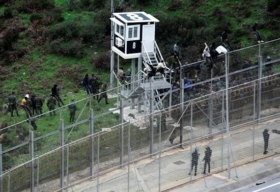 Unos 500 inmigrantes acceden a Ceuta en un asalto masivo a la valla