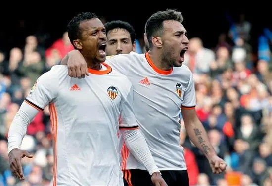2-0. Un Valencia muy serio gana bien al Athletic y se aleja del descenso