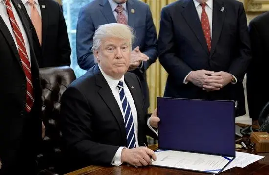 Trump ordena contratar 15.000 nuevos agentes para reforzar el control migratorio