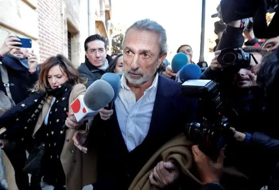 Trasladan a Correa en ambulancia al juicio en contra de dispensa del tribunal