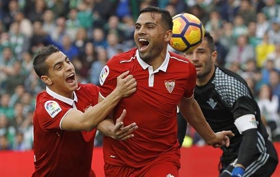 El Sevilla refuerza su sueño en el derbi y Leganés respira a costa del Depor