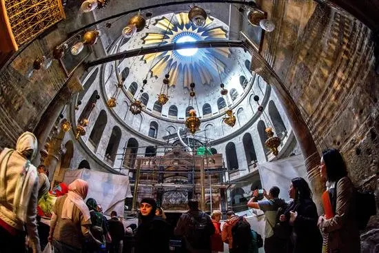 Retiran parte del andamiaje brit&aacute;nico alrededor del Ed&iacute;culo de la tumba de Jes&uacute;s