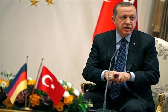 Erdogan dice que seguirá el estado de emergencia hasta que el país se calme