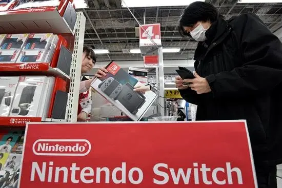 Colas y existencias agotadas en el lanzamiento de la nueva consola de Nintendo