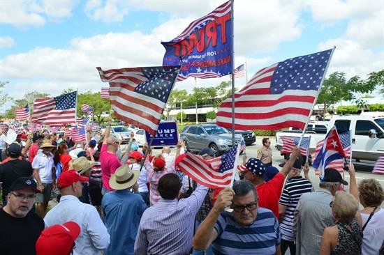 Cientos de simpatizantes de Trump le expresan su apoyo en marchas por EE.UU.