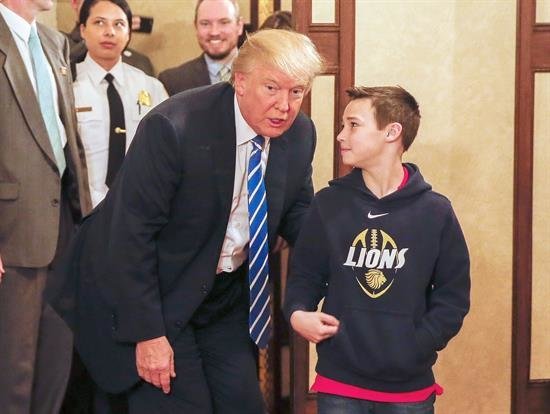 Trump sorprende a estudiantes en la reapertura de las visitas a la Casa Blanca