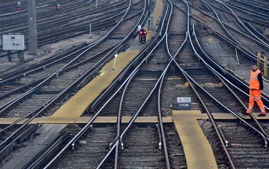 Numerosos servicios suspendidos por una huelga de ferrocarriles en Inglaterra