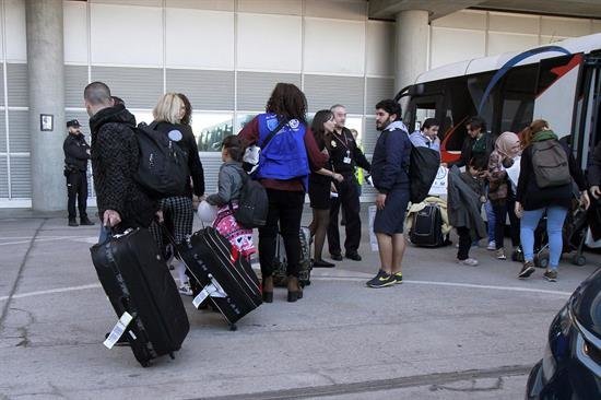 Llegan a España 27 sirios desde Grecia que vivirán en Almería y Málaga