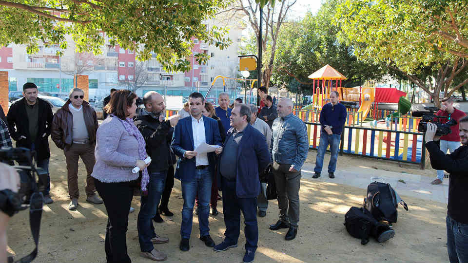 El alcalde de Marbekla visita el Barrio de la Plaza de Toros