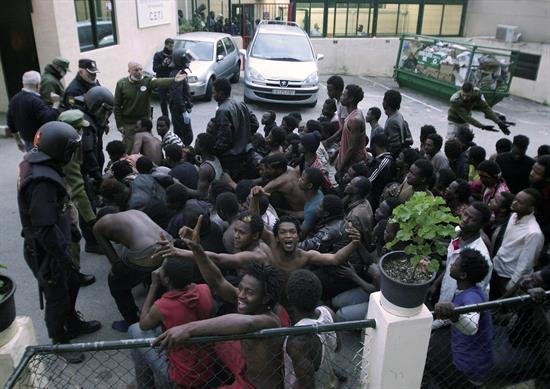 Marruecos frena la entrada en Ceuta de entre 250 y 300 inmigrantes por la valla