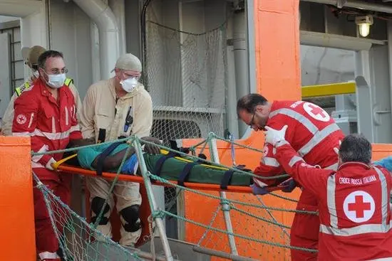 Desembarcan en Sicilia 946 inmigrantes y un beb&eacute; nacido en el barco de rescate