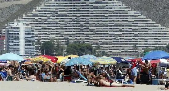Las estancias hoteleras de espa&ntilde;oles bajan un 8,4 % en febrero y suben los precios
