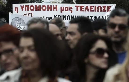 Miles de jubilados protestan en Atenas contra los nuevos recortes