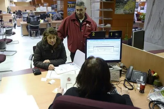 Espa&ntilde;a, entre los pa&iacute;ses donde m&aacute;s cay&oacute; el paro en febrero en la OCDE