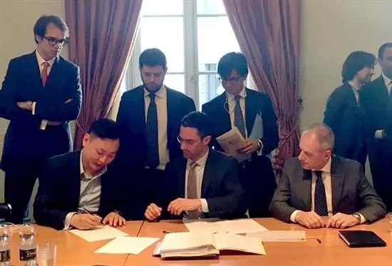 Berlusconi vende el Milan a un consorcio chino y pone fin a una era