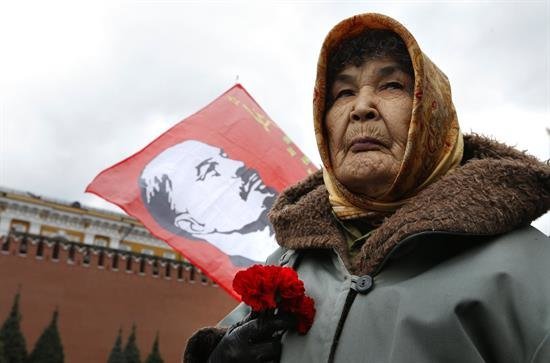 Los comunistas defienden la momia de Lenin con una marcha en la Plaza Roja