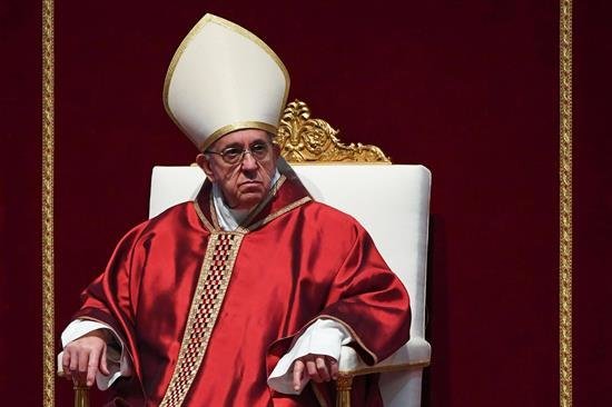 El papa recibe a ONG española que salva inmigrantes y pide humanizar el tema