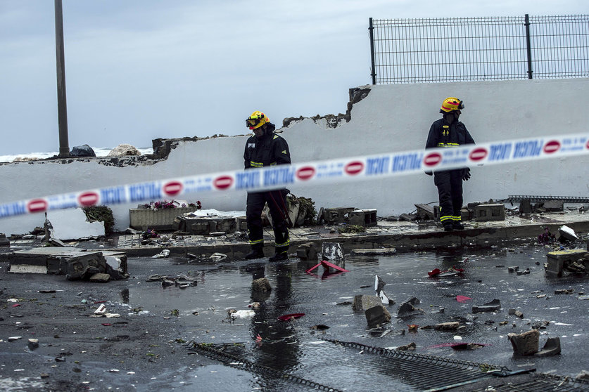 GRA271. MÁLAGA, 20/04/2017.- Unos bomberos supervisan el muro caido del paseo marítimo de la playa De Sacaba por el mal temporal, hoy en Málaga. EFE/Jorge Zapata