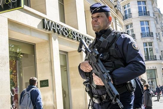 Prolongan arresto presuntos yihadistas que iban a atentar en campaña francesa