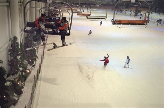Treinta personas atrapadas en el telesilla de la pista cubierta de esquí en Madrid