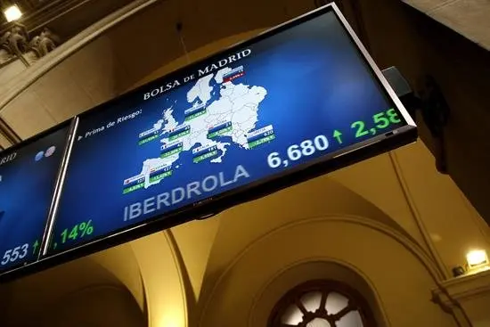 La prima de riesgo espa&ntilde;ola cae a 127 puntos pese a la subida de los bonos