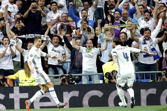 Tres goles de Cristiano acercan al Real Madrid a la final (3-0)