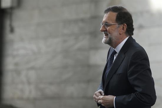 Rajoy se ofrece a hablar "con todos" del presupuesto, pero espera "finura"