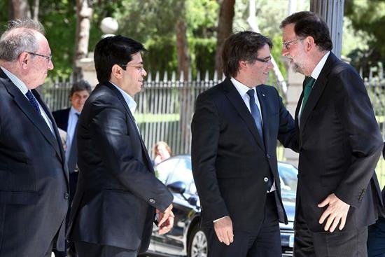 Rajoy y Puigdemont se saludan en la inauguración del Salón del Automóvil