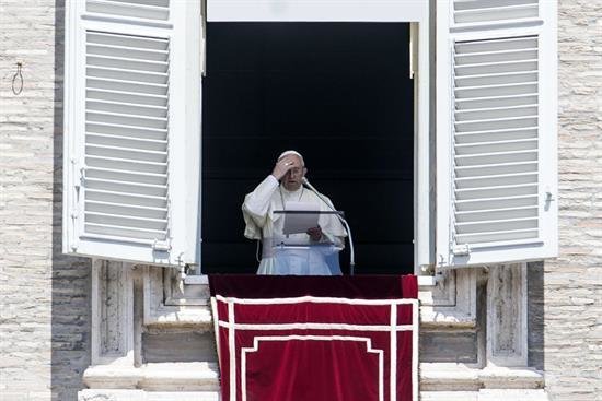 El Papa expresa su tristeza por el "bárbaro ataque" de Manchester