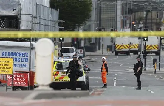 La polic&iacute;a evac&uacute;a una zona c&eacute;ntrica de Manchester y detiene a una persona