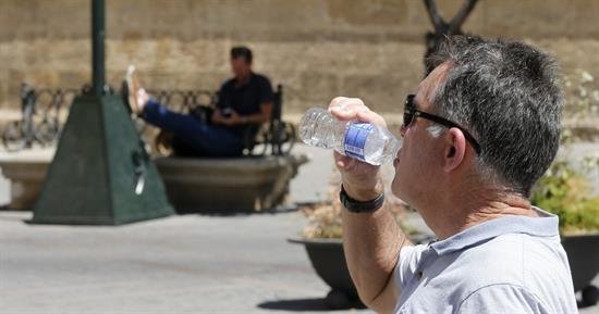Solo el 13 % de hombres y el 22 % de mujeres beben suficiente agua en España