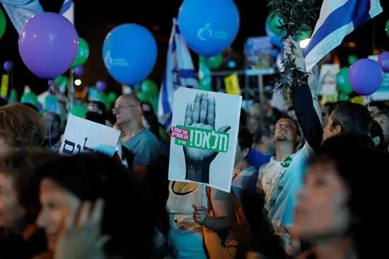 Miles de israel&iacute;es protestan en Tel Aviv por los cincuenta a&ntilde;os de ocupaci&oacute;n