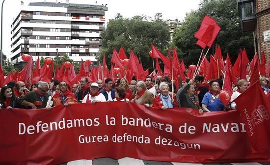 Miles de personas se manifiestan en Pamplona en defensa de la bandera de Navarra