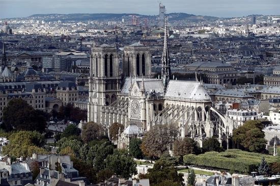 Un policía dispara a un hombre que intentó agredirle en Notre Dame de París