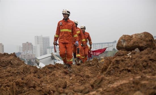 Un deslizamiento de tierra deja al menos cien personas enterradas en Sichuan