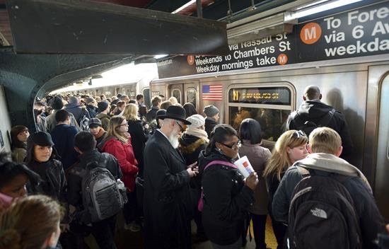 Al menos 34 heridos tras descarrilar un metro en Nueva York
