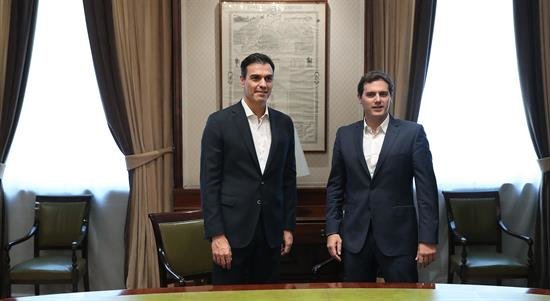 Sánchez y Rivera pactan trabajar en otoño en el borrador de la reforma de la Constitución