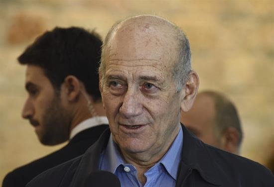 El exprimer ministro Olmert sale de prisión tras obtener la libertad anticipada
