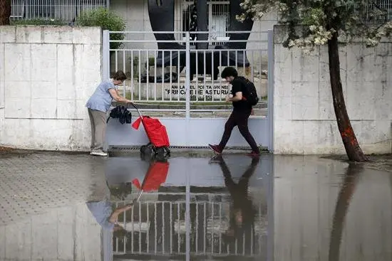 Desv&iacute;os de vuelos, inundaciones y grandes retenciones en Madrid por la lluvia