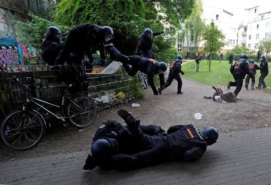 Sube a 197 la cifra de policías heridos en una nueva noche de disturbios en Hamburgo