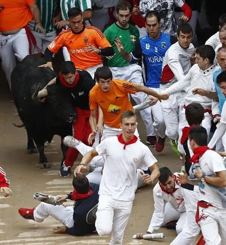 Los veloces toros de Jandilla corren un bonito encierro sin heridos de asta