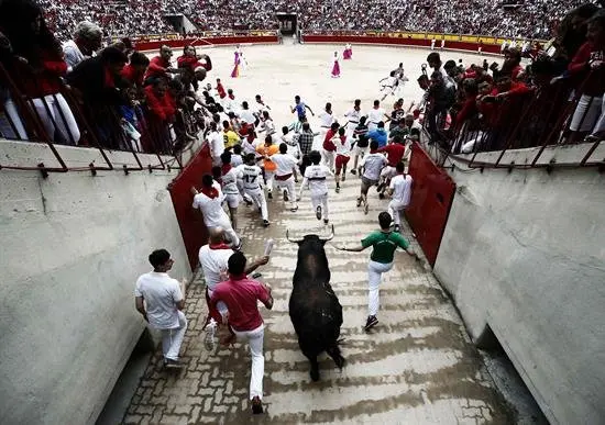 Los toros de N&uacute;&ntilde;ez del Cuvillo vuelan en un encierro con tres heridos