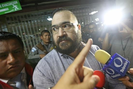 El exgobernador Javier Duarte es llevado a aeropuerto para extradición a México