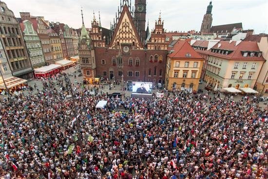 Miles de polacos vuelven a salir a la calle contra la reforma judicial