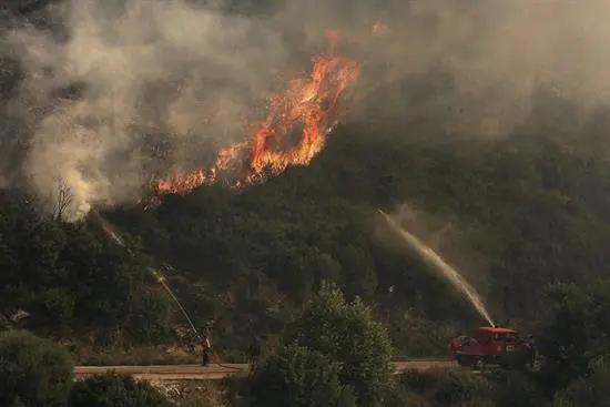 Los bomberos griegos siguen dando batalla a los incendios en &Aacute;tica y la isla de Zante