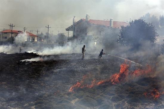 Continúa descontrolado el incendio en la región griega de Ática